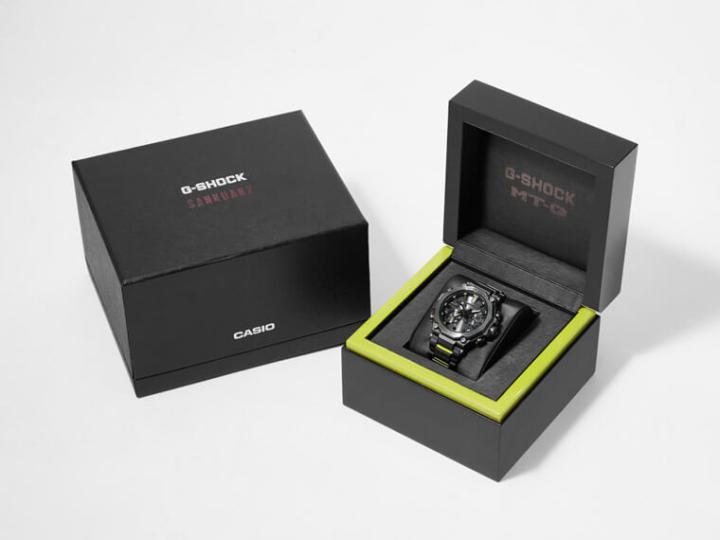 手表的外盒包装延续黑与萤光绿的撞色设计，诠释打破界线的创作概念