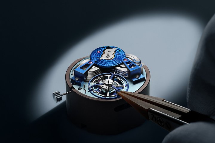 Tradition Tourbillon 7047 铂金款以 “法国蓝” 点缀表盘与各类夹板，包含陀飞轮夹板、小时盘两侧外露的大型芝麻链夹板，宝塔轮链条同样施以法国蓝装饰。