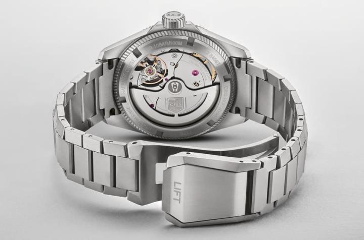 手表搭载的Calibre 400机芯拥有5日动能，保固期限长达10年。