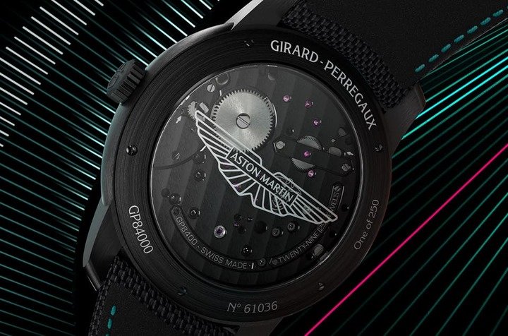 透明底盖印有ASTON MARTIN Logo，具体而微交代两大品牌联名的渊源，也增添手表的收藏意义。