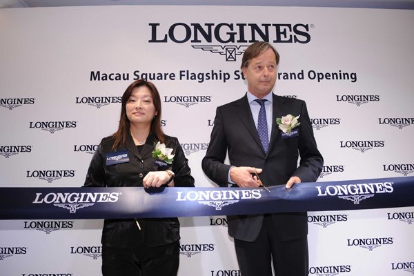 (右至左) 浪琴brands/partner-brands/longines副总裁暨国际销售总监Mr. Charles Villoz及香港区副总裁欧阳楚英小姐主持剪彩仪式