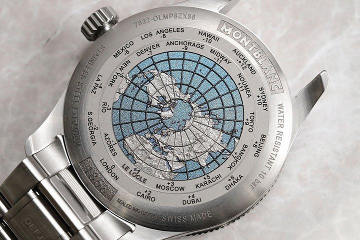 1858 GMT 腕表底盖具有特殊激光镌刻的世界地图，以及与 24 个时区相对应的城市。