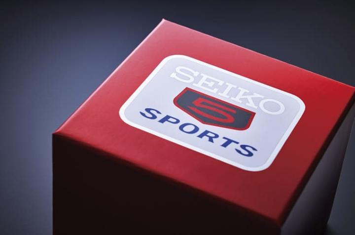 限量复刻版表盒采用与初代5 Sports包装相同的标志和配色设计，让人更能忠实回味当年的感动。