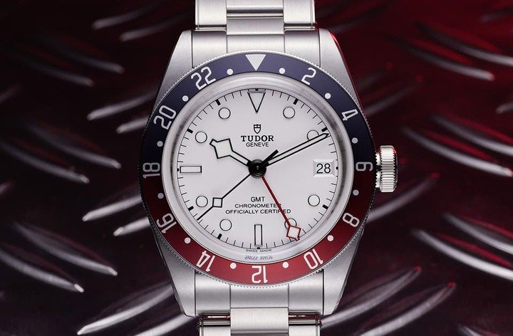 不锈钢表壳、红蓝双色表圈的Black Bay GMT 2023年出现蛋白色面盘新作，与黑面同步提供市场选择。