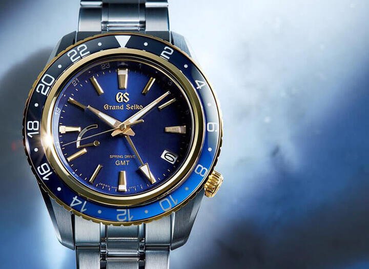 GRAND SEIKO搭载9R66 Spring Drive机芯的两地时间款式2019年推出品牌罕见的半金表壳新作，其搭配蓝色面盘让人想起水平线看到的日出景象