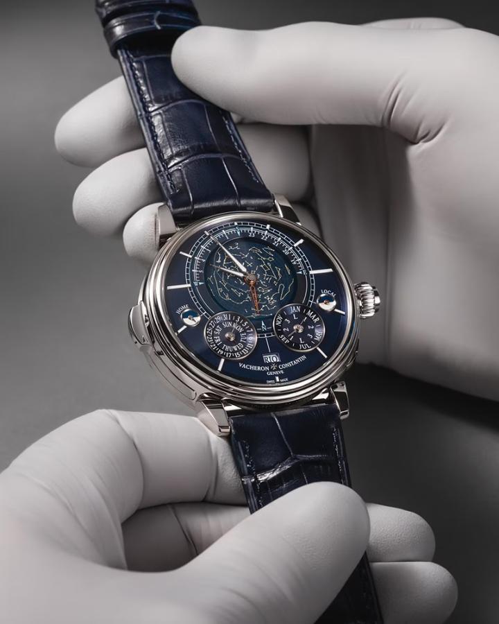 Les Cabinotiers 阁楼工匠 “Cosmica Duo” 超卓复杂功能腕表采用精妙的可翻转双面设计，一面表盘将璀璨星空凝于方寸之间，另一面展现新款 2756-B1 机芯的精密机械律动，演绎浩瀚宇宙与机械世界的迷人共舞。