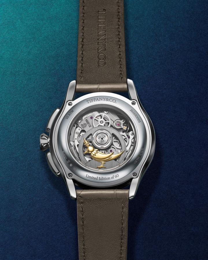 自动盘上镶嵌 18K 黄金石上鸟造型。