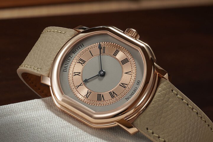 Daniel Roth Extra Plat Rose Gold腕表，表面以手工guillochage en ligne线条机刻雕花或扭索纹机刻雕花图案装饰。5N合金温暖现代的色调衬托腕表的精致优雅，完美衔接传统工艺与现代精致。