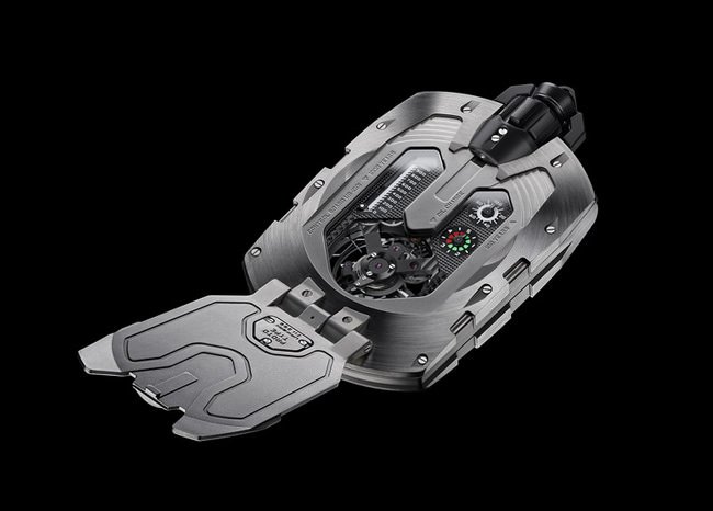 揭开保护盖UR-1001 「TITAN」表背展现出5年抹油提示、100年及1000年累积显示