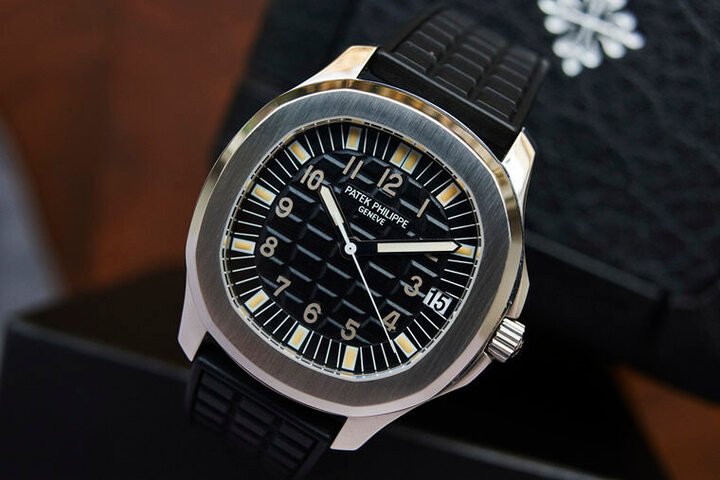 PP将Aquanaut独立成一个系列后首发的作品5065，它的表径为38mm，表背首度换上透明底盖