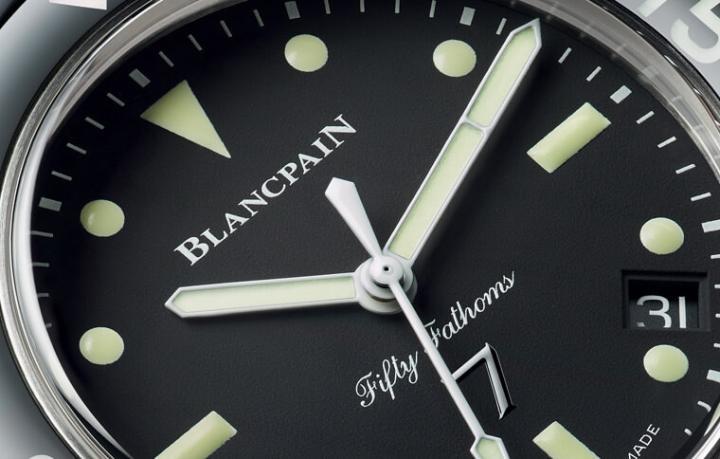 表款面盘12点方向的倒三角形时标在现代复刻的五十㖊手表上相对少见，这是追溯到第一代五十㖊手表的元素，此外6点方向的”7”字则是与军事行动的意涵有关