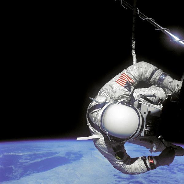 1965年 美国宇航员完成首次太空行走