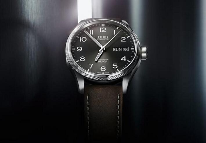 新款大表冠飞行员星期日历腕表，拥有抛光钱币纹表圈和放射纹装饰表盘