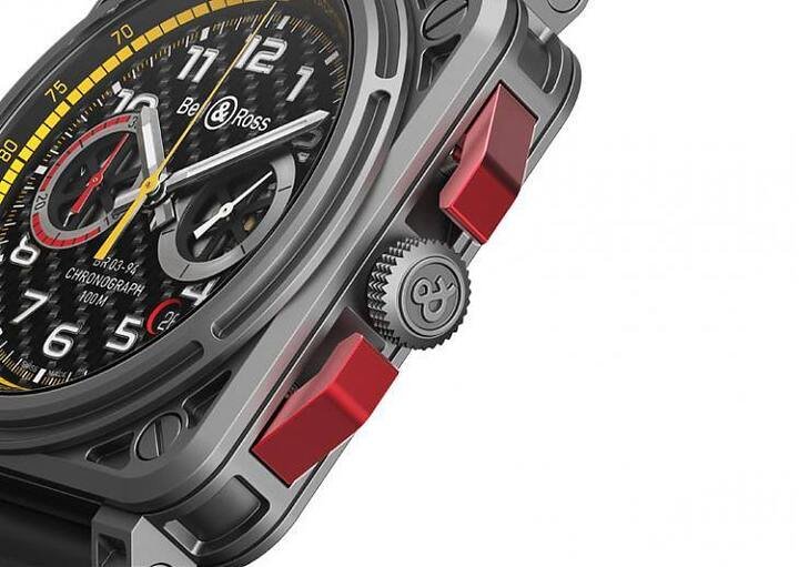 BR03腕表计时功能按把以Formula 1®赛车的换挡拨片为灵感，首次采用摇杆设计取代传统的圆形按把