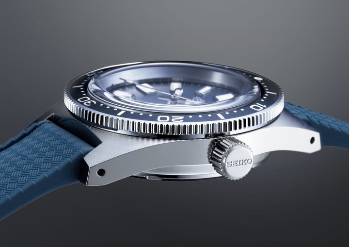 这种不锈钢被称为SEIKO“白钢”，而其亮白色泽赋予这三款腕表独特外观，白钢的抗腐蚀性胜过现今大多数高级表使用的不锈钢