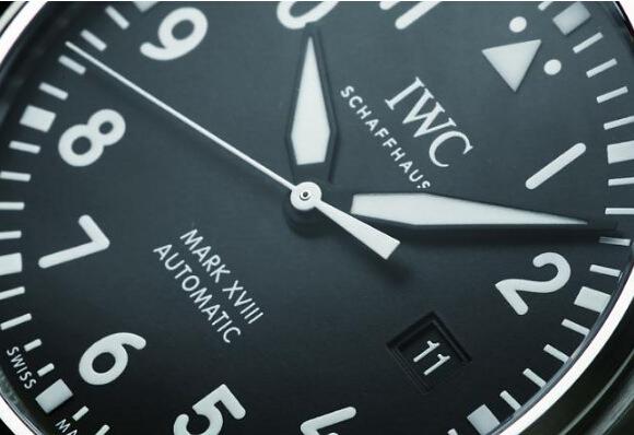 上一代连续式的日期窗是转用自Top Gun系列的设计，据说是参考了驾驶舱仪表中高度计一类的设计。就功能来说日期原本就没必要做成连续式的，不过这代改回来主要应该还是基于审美考量。