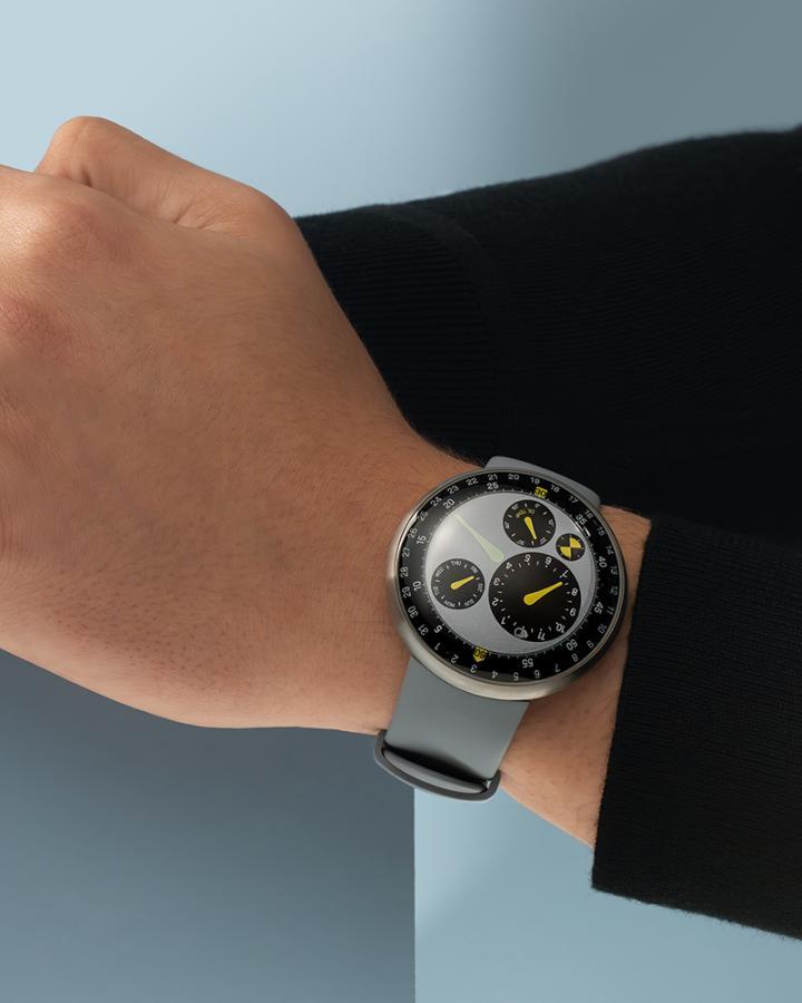 Type 3 Marc Newson Edition 同时凝聚 Newson 的标志美感与 Ressence 的突破性充油技术，并由品牌核心的 ROCS 显示系统驱动。