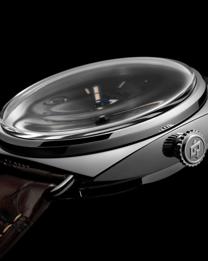 PAM01730 配备枕形表壳、圆弧形 Plexiglas® 树脂玻璃镜面、纤细的线型表耳与锥形表冠，完整呈现腕表组的复古魅力，并重现早期备有 Radiomir 夜光表盘的原型潜水表设计。
