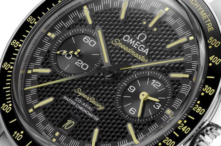超霸Super Racing计时码表采用不锈钢材质，搭配黑色陶瓷表圈，细节则是以黄色点缀以向欧米茄首款高抗磁手表致敬。