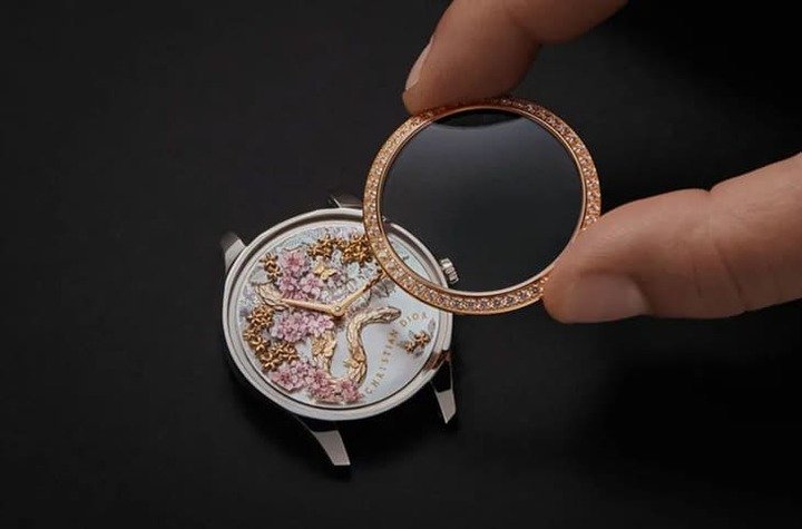 Dior Grand Soir蛇年限量表采用不锈钢搭配玫瑰金材质，珍珠母贝面盘更有层次丰富的装饰图案以及金蛇雕刻。