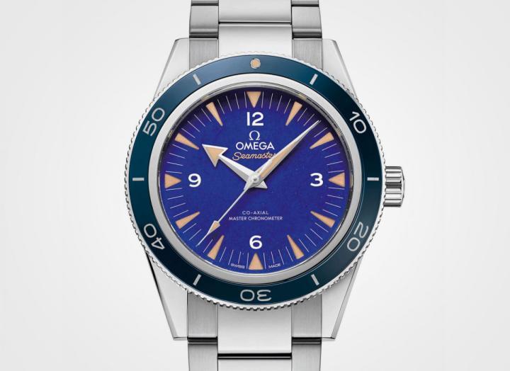 Seamaster 300近期推出两款贵金属版本，特别的是面盘换上了青金石和孔雀石这种装饰感强烈的材质，赋予表款更偏正装化的风格