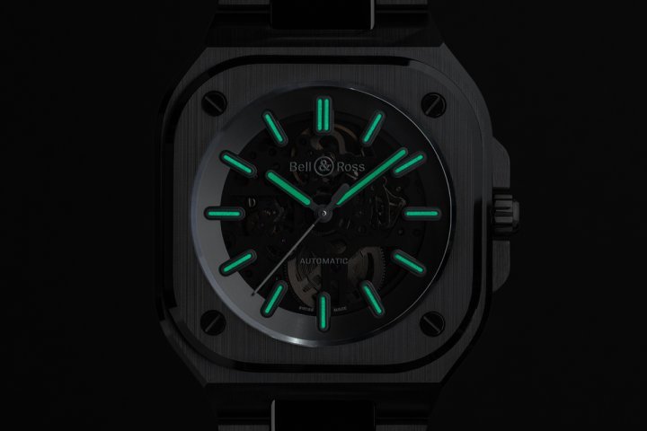 时标与指针覆以黑色Super-LumiNova®夜光涂层，在黑暗中散发绿色光芒。