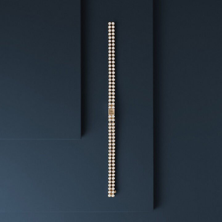 Caliber 101创作的年代背景介于两次世界大战之间，当时女性时装倾向于非常细小的腕表，所以才激发能装载进精美首饰上的迷你机芯创意