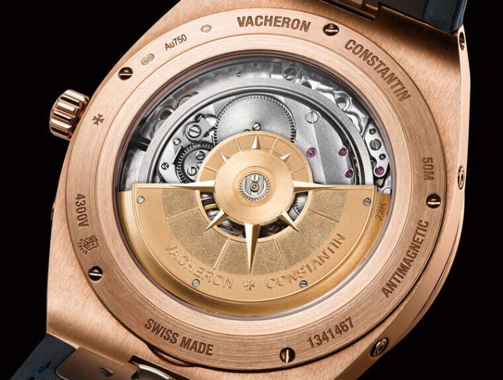 看到风向玫瑰罗盘造型的自动盘就能反应到这是新版Overseas系列，机芯虽然不是全新设计，但是它的品质也通过新版日内瓦印记认可，所以在机芯与表壳上都能找到日内瓦印记的身影