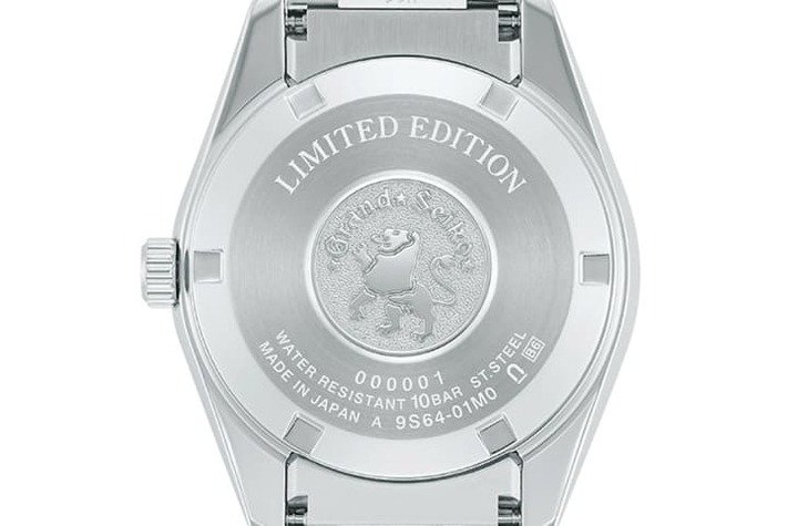 实底盖刻有GRAND SEIKO狮子纹章，并且交代手表的限量发行身份以及限量编号。
