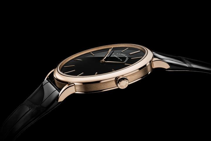 Saxonia Thin 的表耳采用经典弧形设计，能够舒适贴服地佩戴于腕上。