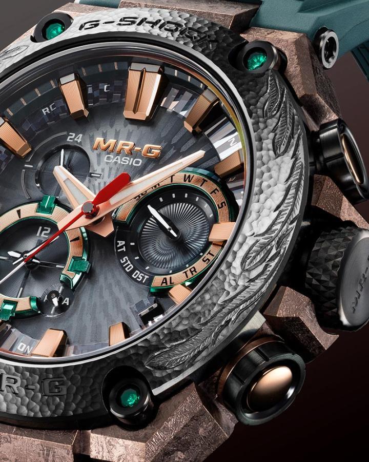 表壳重现日本刀剑上的 "沸" 结晶纹理并经过深层硬化与棕色 AIP 涂层处理，表圈采用日式传统黑铁色并与 4 颗祖母绿宝石展现光彩层次。