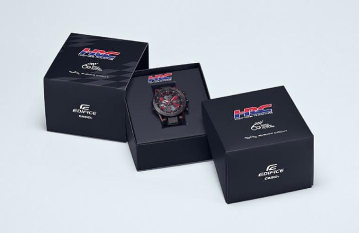 特殊的外盒包装印有HONDA标志以及铃鹿赛道60周年Logo。