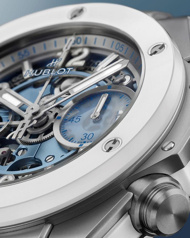 Big Bang Unico Winter，采用轻盈坚韧的钛金属表壳，搭配雾白色陶瓷表圈，呈现如冰晶覆盖般的冷冽质感，在冬日场景中散发独特的运动奢华气息。表盘延续宇舶标志性的镂空设计语言，透过通透结构可清晰看见机芯零件的立体层次。