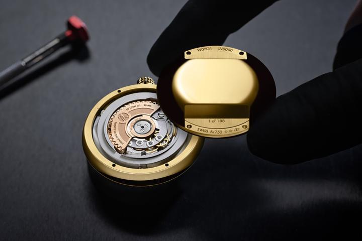 正如 1988 年的原作，表壳亦搭载快拆表带系统，表背底盖镌刻“1 of 188”限量专属编号。此细节低调隐藏于皮革表带下，唯佩戴者方能知晓。