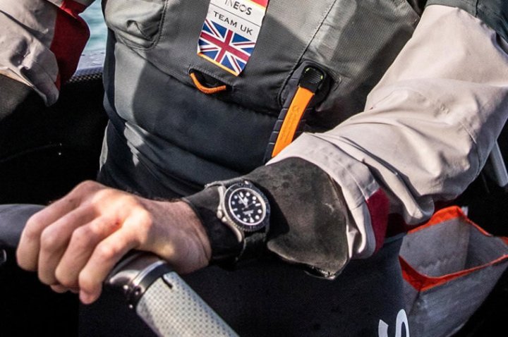 近看手表和Yacht-Master 42mm有点像，但似乎又不完全是目前品牌唯一的一款白金版Yacht-Master 42mm