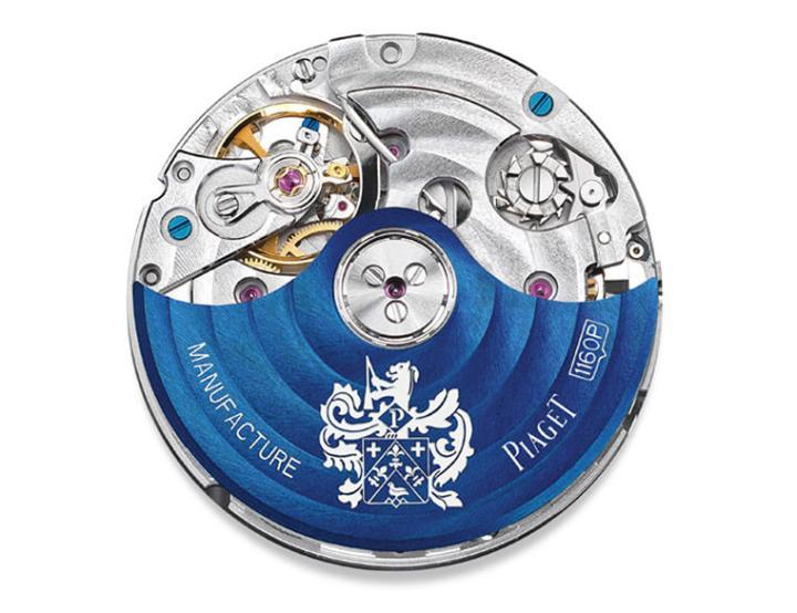 随着面盘新配色，表款搭载的1160P（计时款）机芯自动盘也镀上蓝色，透过透明表背一览无遗