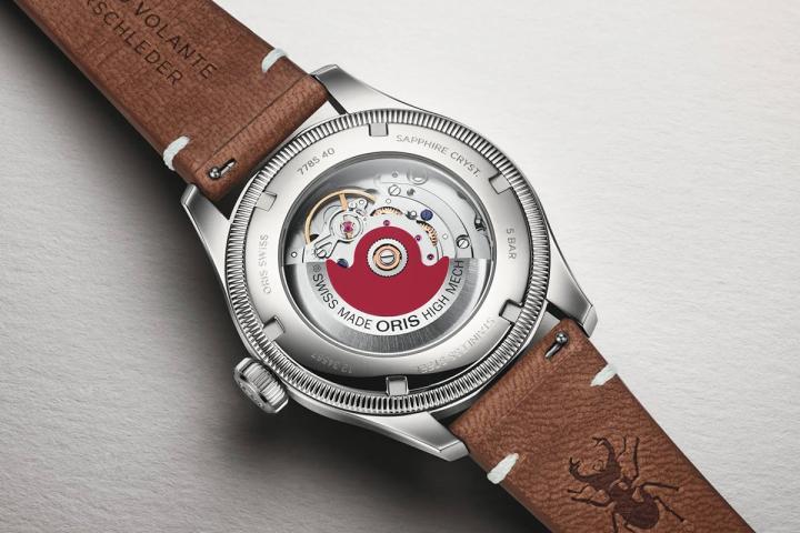 Oris X Cervo Volante 搭载 Calibre 754 自动上链机芯，驱动标志性的指针式日期显示功能。