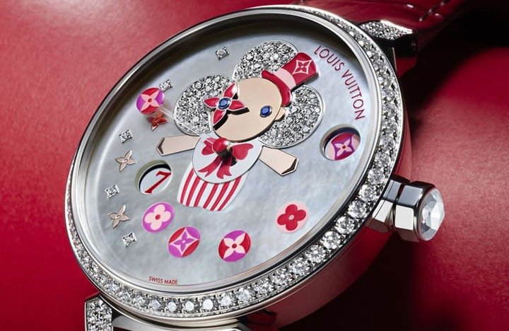 Tambour Slim Vivienne分别以白金、玫瑰金或黄金材质制作表壳，搭配蓝色砂金石、硅卡岩与珍珠母贝，呼应面盘上不同主题的Vivienne图像。