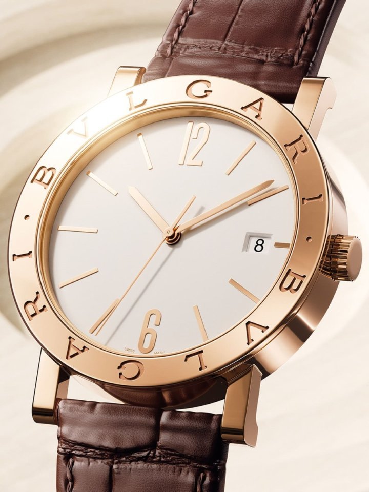 宝格丽2024年重新诠释经典Bulgari Bulgari，分别推出玫瑰金与黄金两种材质款式。