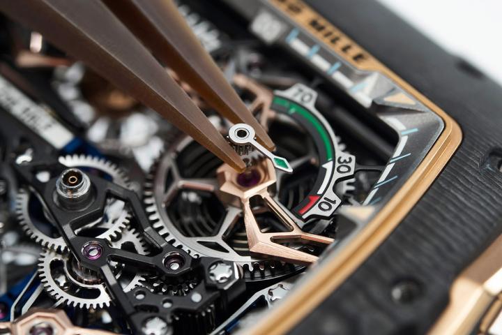 RM41-01 钛合金机芯由 RICHARD MILLE 与 Audemars Piguet le Locle 合作研发，集成了陀飞轮擒纵机构、70 小时动力储存显示、功能指示器，以及配备中央计时分针和秒针的飞返计时码表。