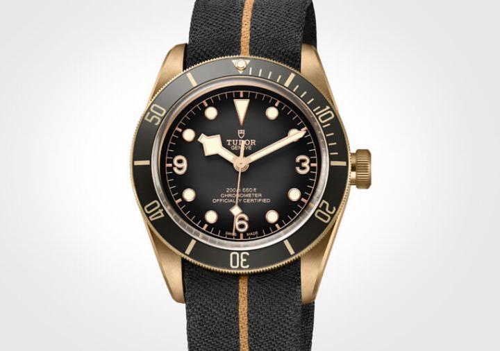 除了皮革表带，表款也能够选择帝舵特色的织纹表带，搭配出同中求异的个性