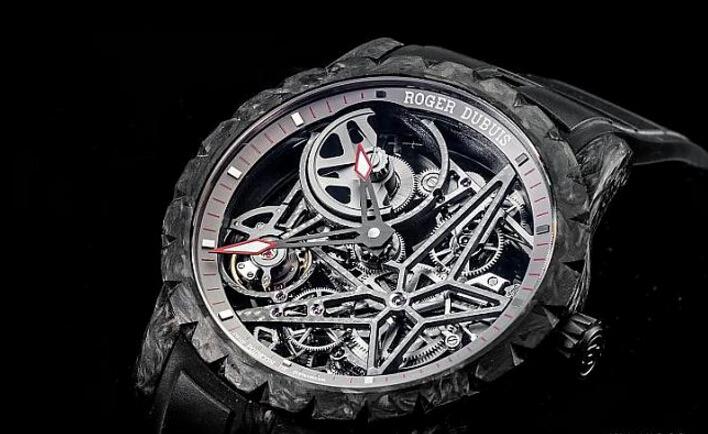 充满未来感的表框与镂空面盘，搭配鳄鱼皮和橡胶皮组合而成的表带，更具科技运动风格。