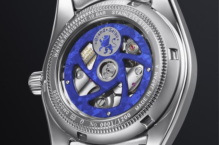 表款透视背盖可看见GRAND SEIKO Blue色调的自动盘设计。