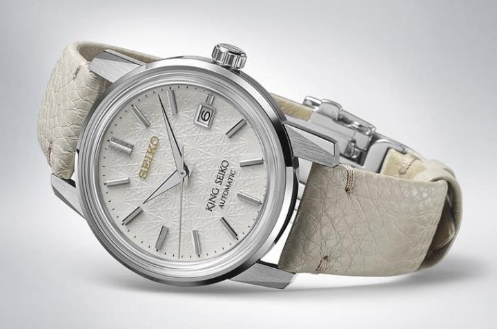 手表除了不锈钢炼带，还会附上一条米白色皮革表带，与面盘颜色互相呼应，同时也展现手表的另一种个性。