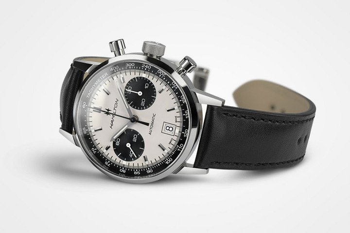 继2017年受到市场欢迎的Intra-Matic 68 Auto Chrono复刻上市后，2018年汉米尔顿再推出改款作——除了面盘配色换成白底黑计时圈的熊猫面，连表径也有稍微调小