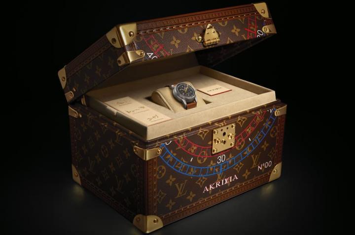 路易威登替手表打造专属硬箱表盒，Monogram帆布外观上还有经过手绘的装饰与AKRILVIA标志。