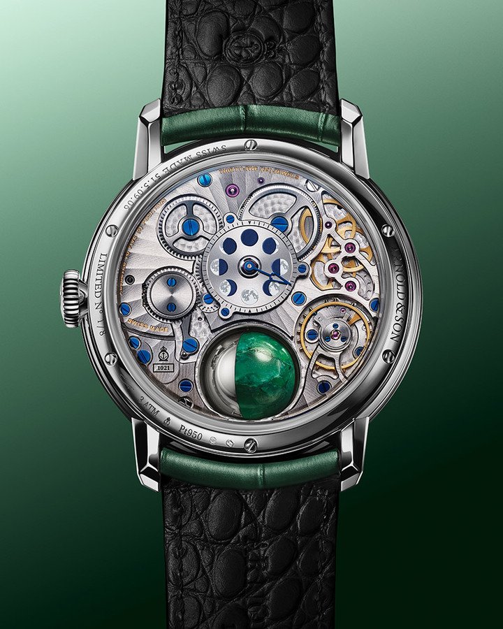 Arnold & Son 完整自主研发的 A&S1021 机芯，精准还原真实月相周期，每 122 年仅产生一天误差。