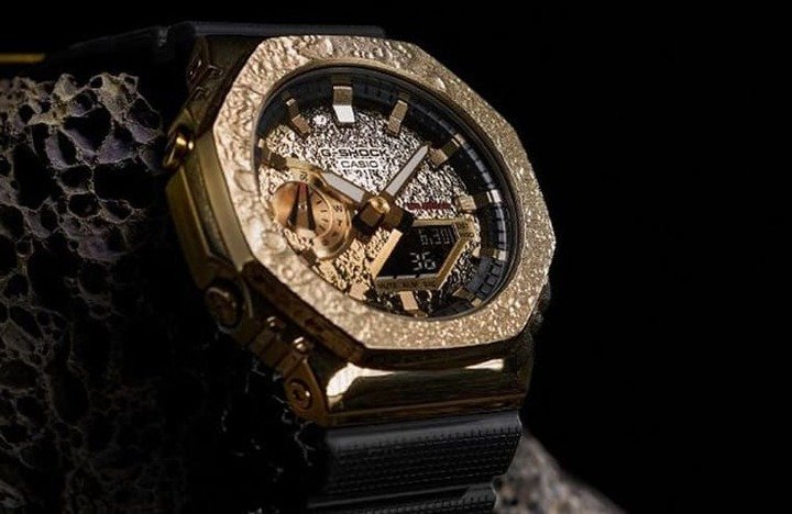 G-SHOCK发表新款不锈钢农家橡树GM-2100，特色在于结合月球元素，在手表表面营造如同陨石坑般的不规则纹路。
