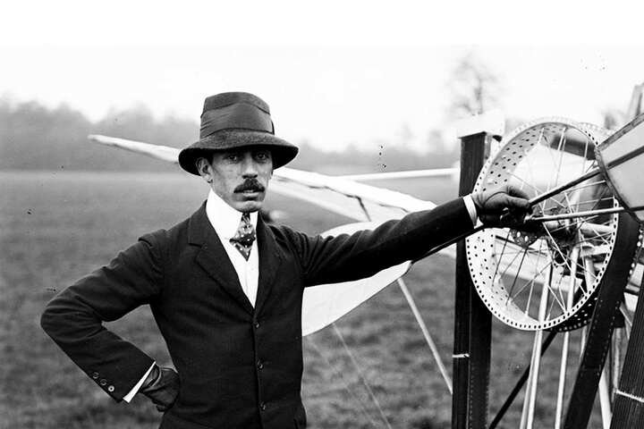 Alberto Santos-Dumont（1873-1932），巴西航空先驱，曾斩获多项飞行纪录。出于飞行计时需求，他委托 Louis Cartier 打造可佩戴于手腕的计时工具，卡地亚腕表时代由此开启。