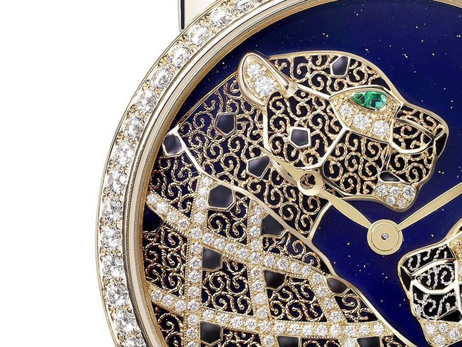 Ronde Louis Cartier Filigrane金银丝细工美洲豹装饰腕表，金银丝细工技艺通过将金丝或银丝揉合固定，打造出所需图案的镂空格栅，如同蕾丝花边般轻盈通透